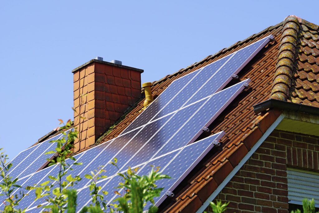 panneaux photovoltaïques sur un toit