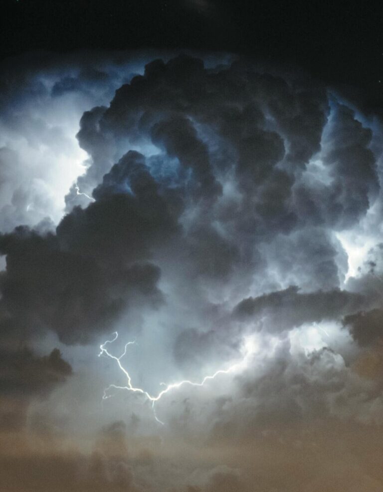 Éclair entre des nuages d'orage sombres