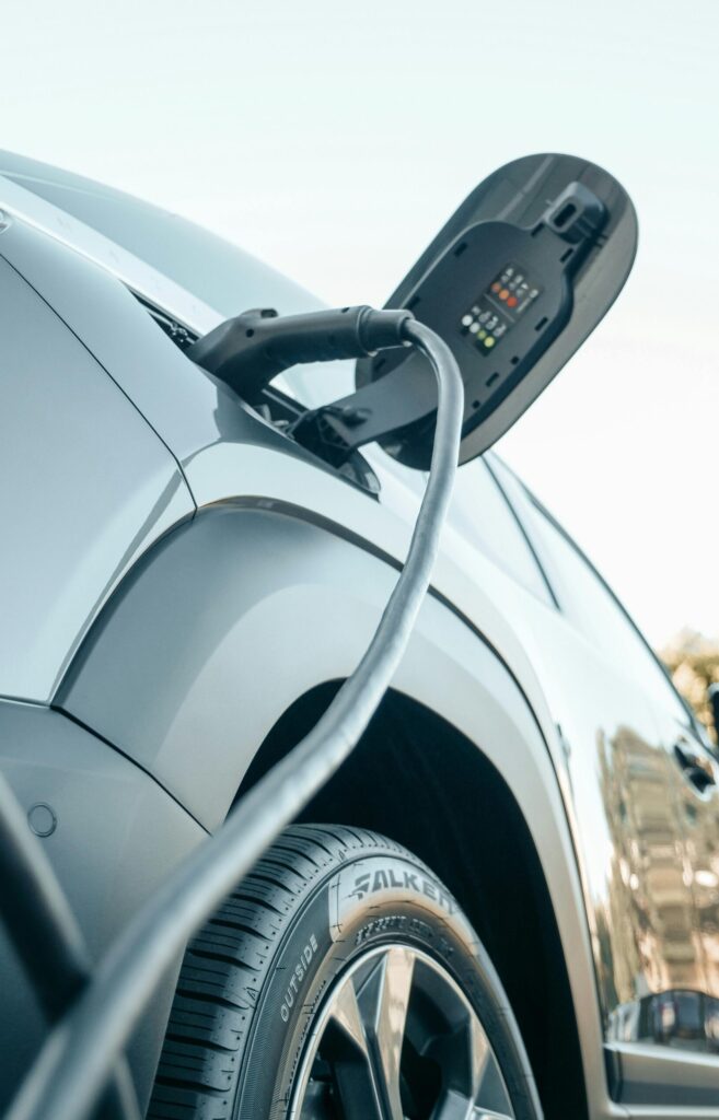Véhicule électrique en charge sur une borne