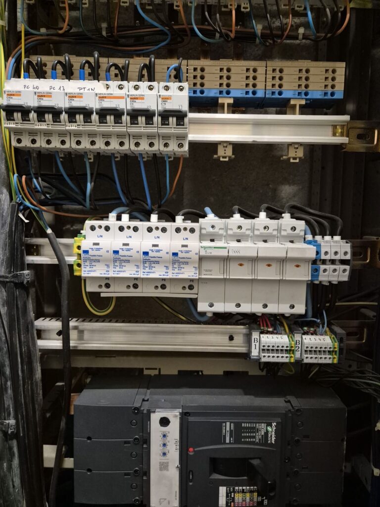 Intérieur d’un tableau électrique avec ses disjoncteurs