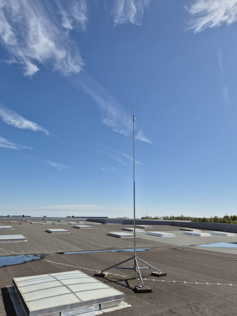 Paratonnerre installé sur la toiture d’un site industriel