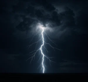 Éclair dans un ciel d'orage nocturne